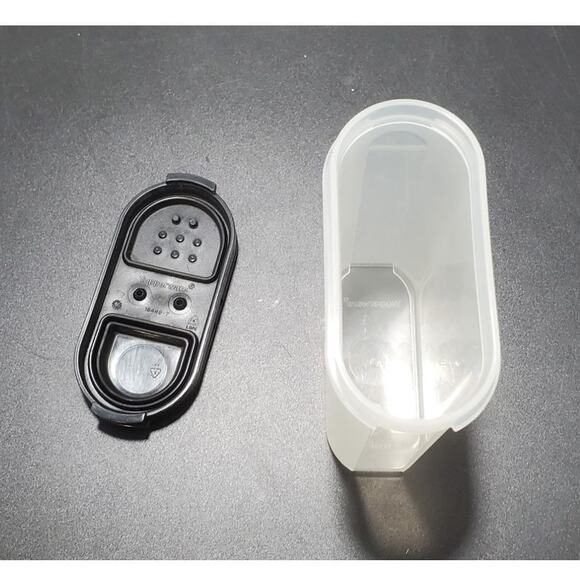 Tupperware large Spice Shaker Container Sheer w/Black Lid & Flip Top Cap - Picture 4 of 4